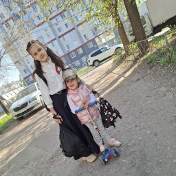 Отвожу сестренку в садик