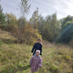 Прогулка по лесу с сестренкой