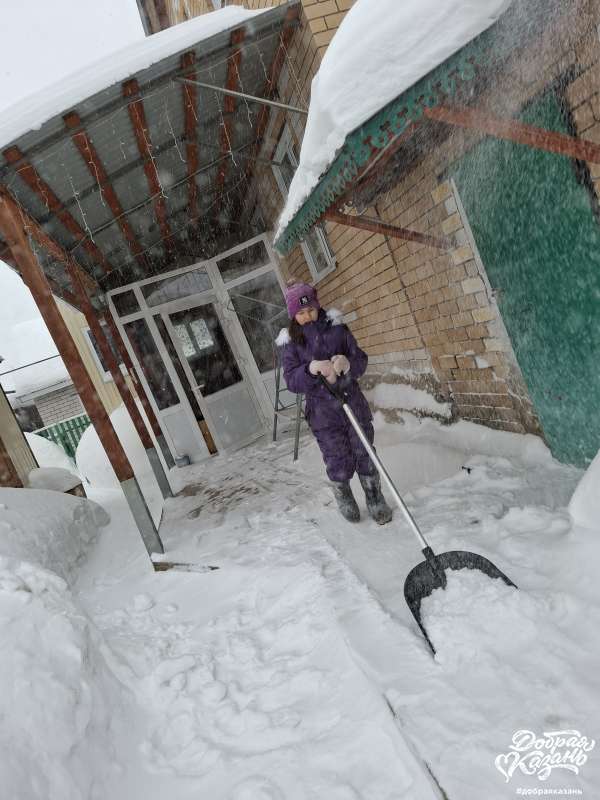 Помогла маме убрать снег во дворе