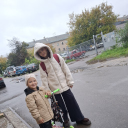 Провожаю сестренку в садик