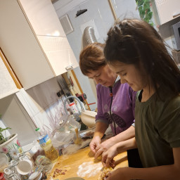 Помогаю бабушке  делать манты