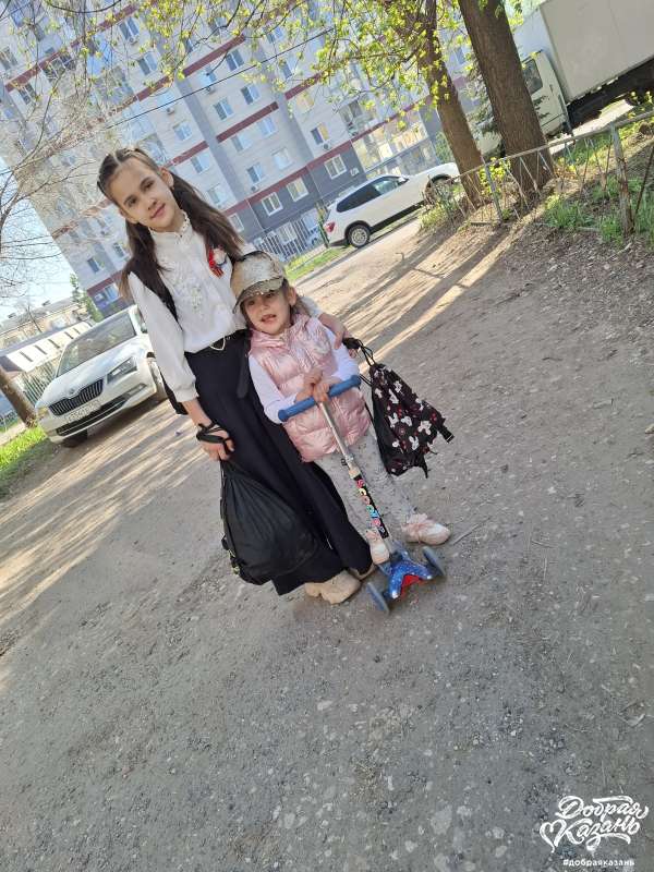 Отвожу сестренку в садик