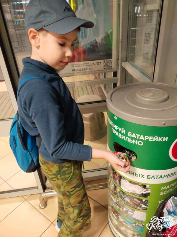 Сдал батарейки на переработку в специальный контейнер в «Пятёрочке»
