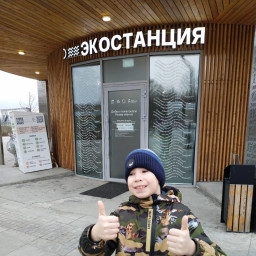 Посетил мастер по изготовлению сувениров из переработанных крышек в павильоне Экостанция
