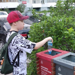 Пользуюсь урнами для раздельного сбора мусора в парке Белые цветы