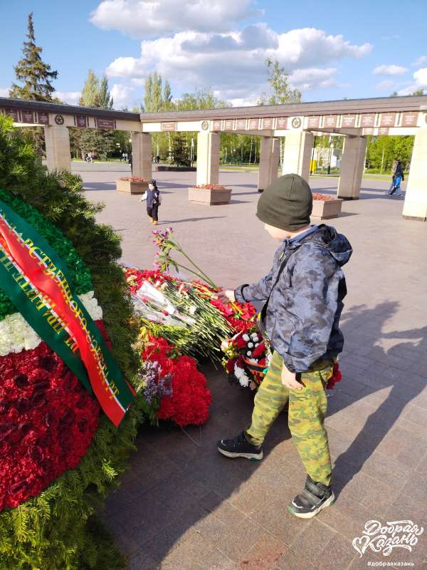 Возложил цветы к Вечному огню в парке Победы