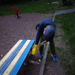 Собрал мусор на детской площадке перед подъездом
