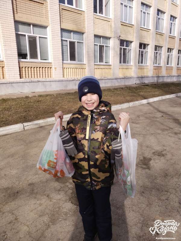 Помог маме донести тяжелые сумки