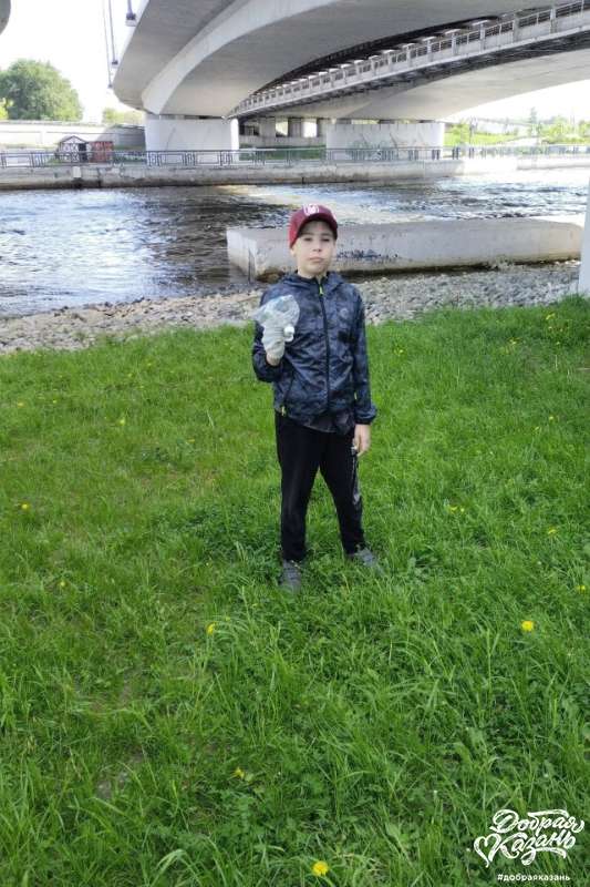 Очистил берег Казанки под Кремлевским мостом