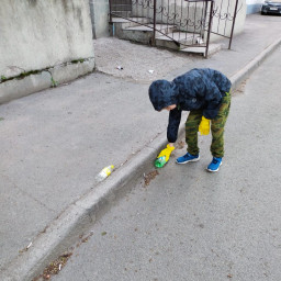 Собрал мусор в соседнем дворе