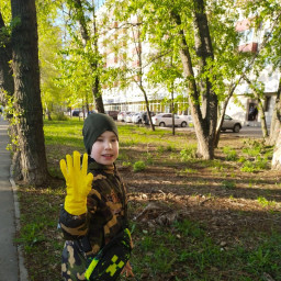Собрал мусор на тротуаре на проспекте Ибрагимова