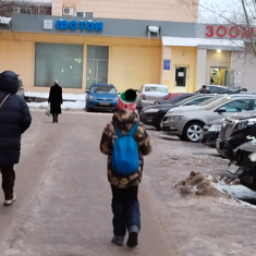 Я помогаю маме нести покупки в своем рюкзаке