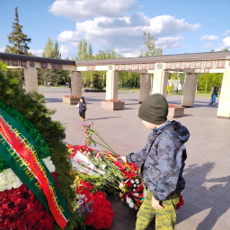 Возложил цветы к Вечному огню в парке Победы