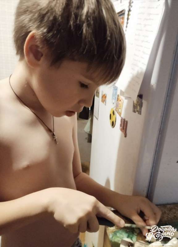 Помогаю маме на кухне Помогаю маме на кухне