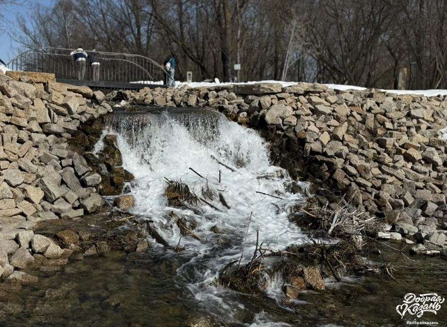 Водопад у голубого озера