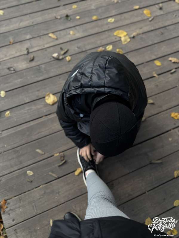 Завязывал шнурки