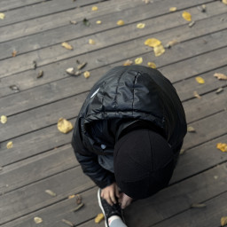 Завязывал шнурки