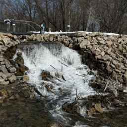 Водопад у голубого озера