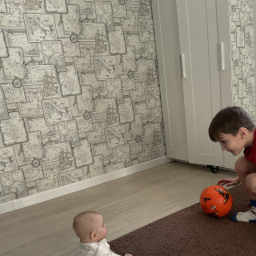 Играю с сестренкой