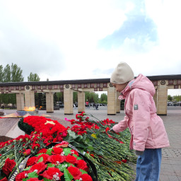 Возложила цветы к вечному огню