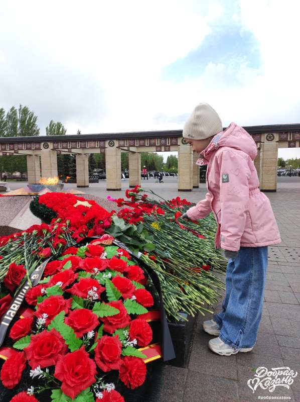 Возложила цветы к вечному огню