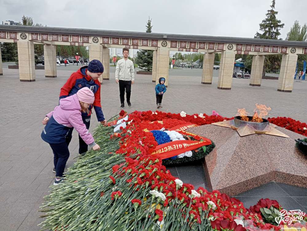 Возложили всей семьей цветы на Вечный огонь, почтили память погибших войнов