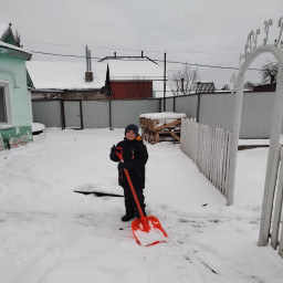 Чистим тропинку от снега