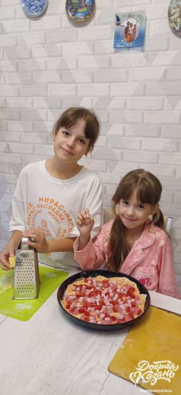 Помогали печь пиццу
