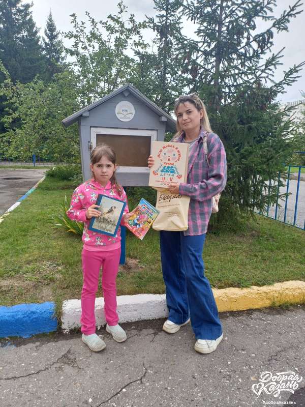 Подарила книги библиотеке