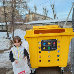 Сдаю пластиковую тару в жёлтый контейнер