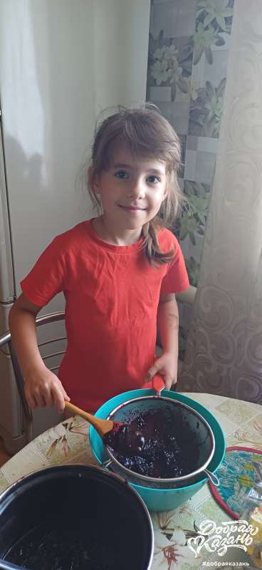 Помогаю бабуле делать пастилу