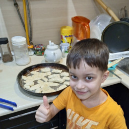 Помог маме испечь выпечку