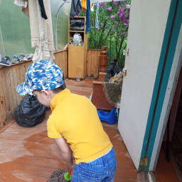 Помогаю маме- мою пол.