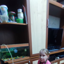 Помогала маме менять рыбкам воду в аквариуме.