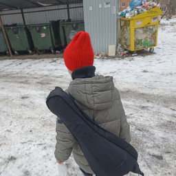 Выкинул мусор.