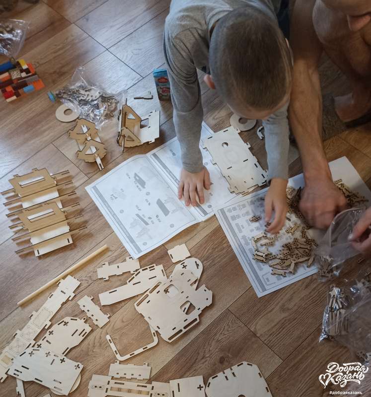Готовлю подарок дедушке.