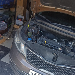 Помогаю папе с автомобилем в гараже.