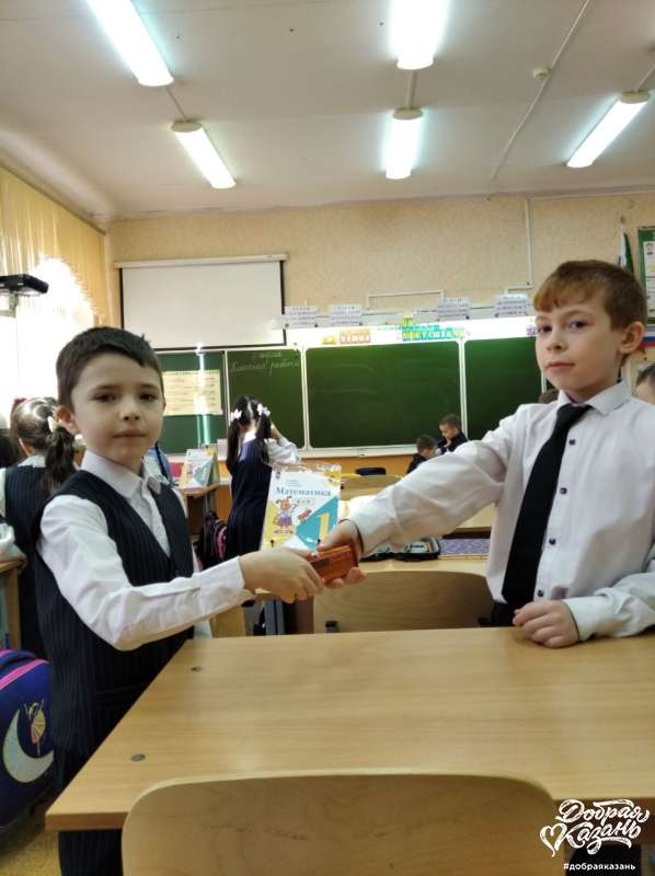 Угостил друга конфетой