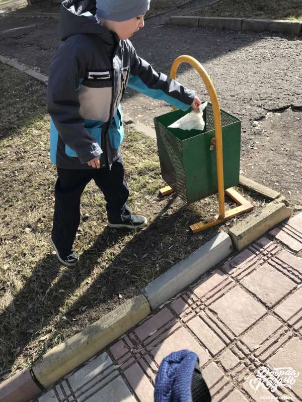 Убираю упавший мусор около урны