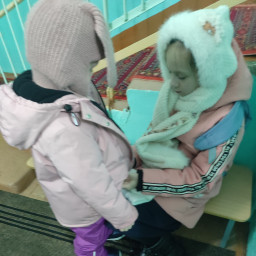 Помогаю сестренке