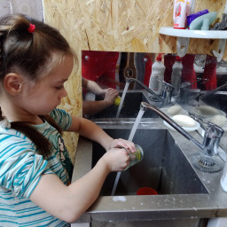 Василиса помогает родителям