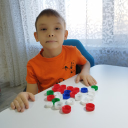 Сделал шашки из картона и крышек
