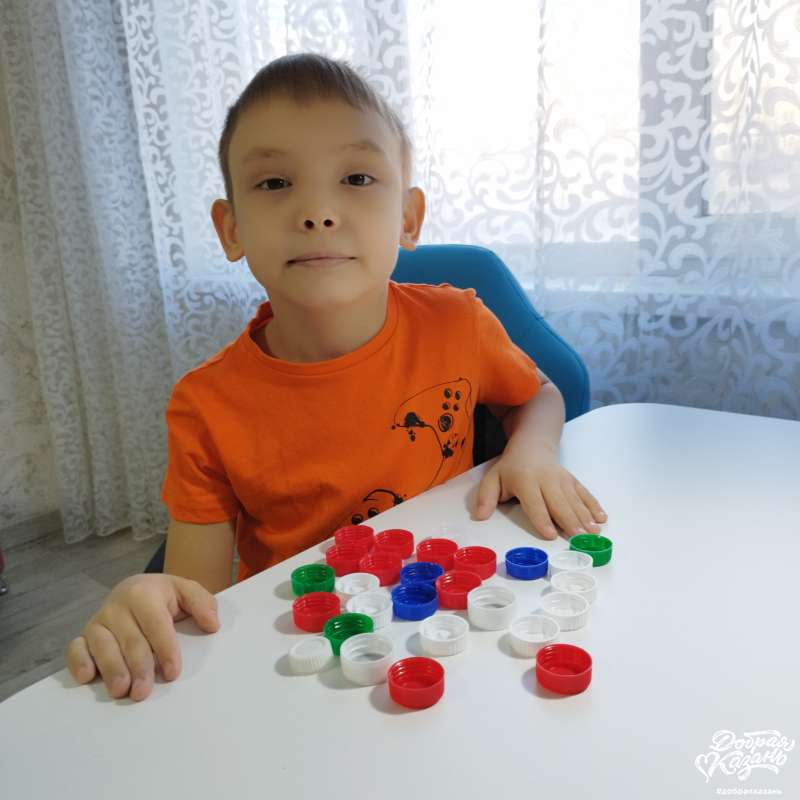 Сделал шашки из картона и крышек