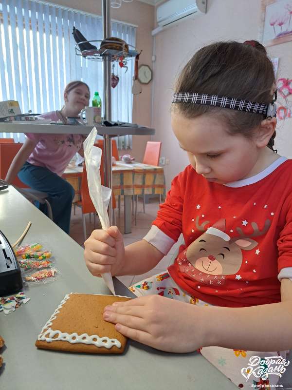 Помогала маме делать пряничный домик