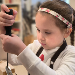 Помогаю папе чинить дверцу