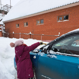 Я всегда помогаю маме чистить машину от снега