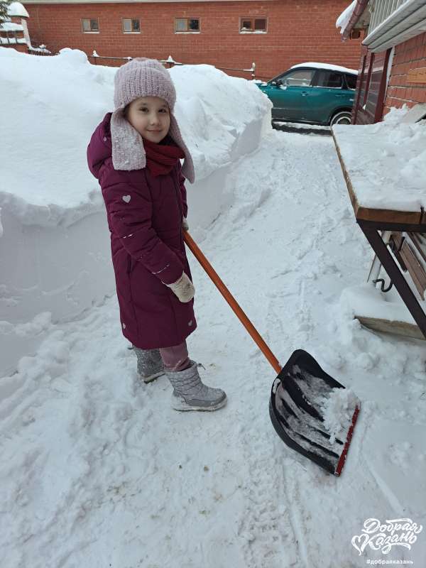 Помогаю родителям убирать снег