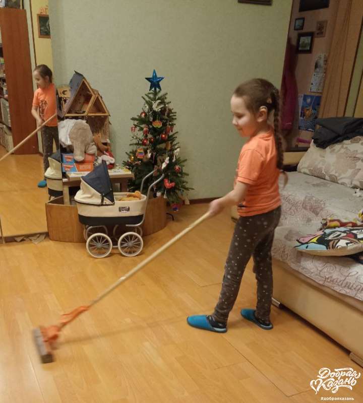 Помогла маме протереть полы