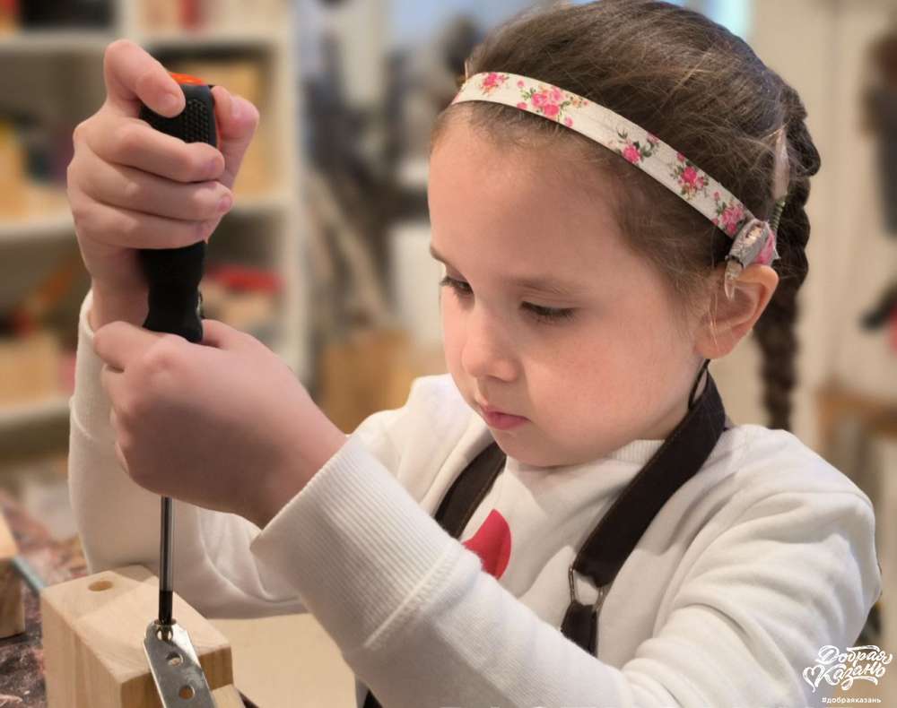 Помогаю папе чинить дверцу Помогаю папе чинить дверцу