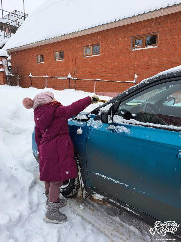 Я всегда помогаю маме чистить машину от снега